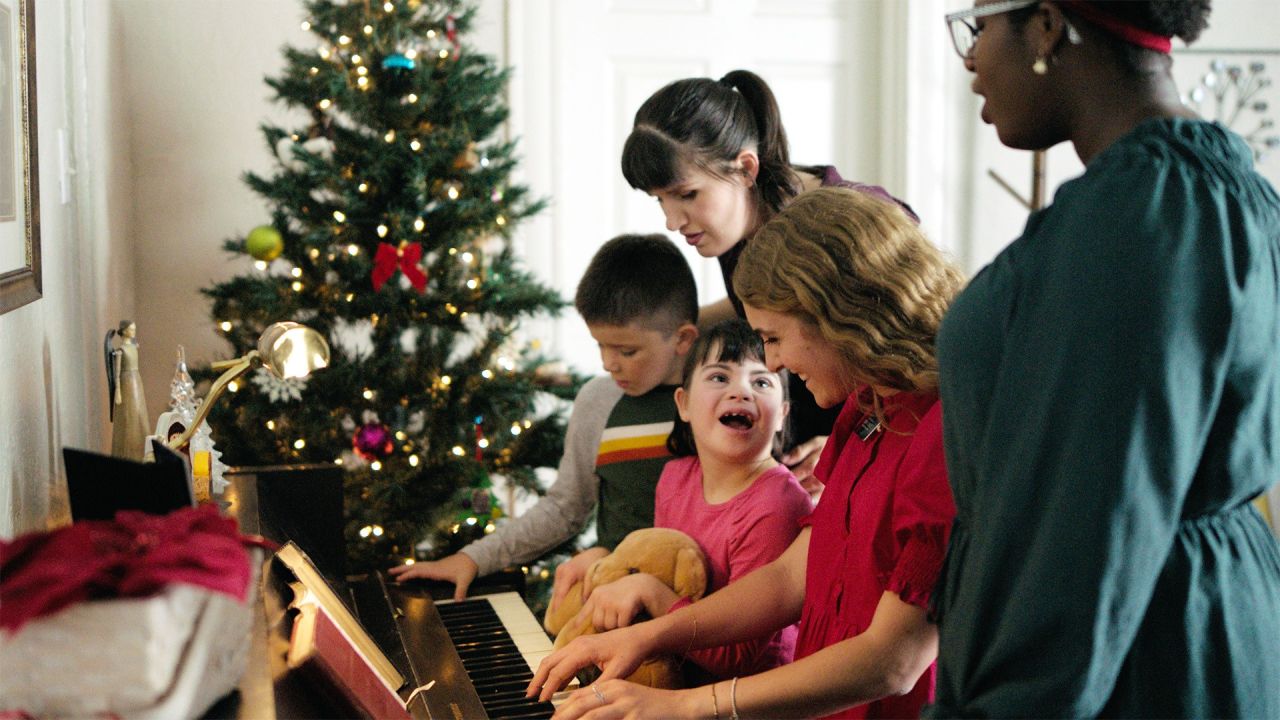 Мисионарке свирају клавир са породицом